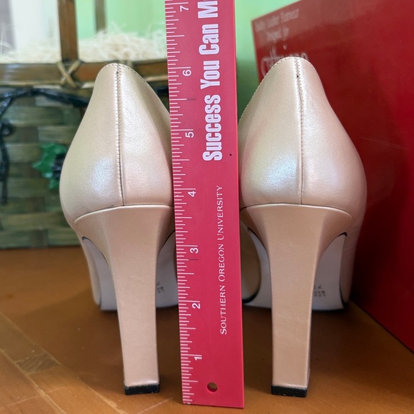 Cathy Jean Champagne Leather Heels - Picture 7 of 8